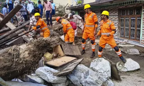 Uttarakhand: मलबे में दबी एक मां, गोद में जुड़वां बेटे Uttarakhand: मलबे में दबी एक मां, गोद में जुड़वां बेटे