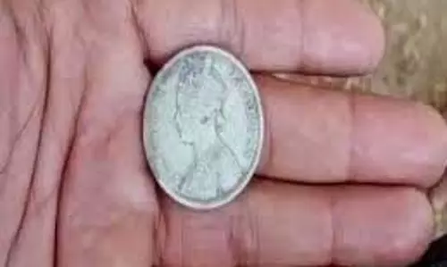 UP News: खुदाई के दौरान मिले पुराने चांदी के सिक्के, मजदूरों के बीच जमकर मारपीट UP News: खुदाई के दौरान मिले पुराने चांदी के सिक्के, मजदूरों के बीच जमकर मारपीट