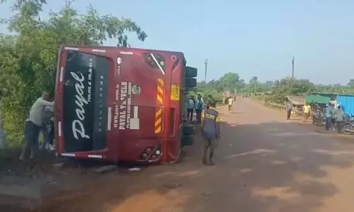 बालोद में CRPF जवान समेत 4 यात्री घायल, बस पलटी बालोद में CRPF जवान समेत 4 यात्री घायल, बस पलटी