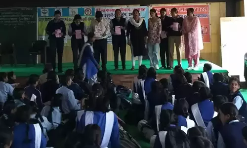 Champawat: छात्राओं को बुरी आदतों और कुप्रथाओं से किया जागरूक Champawat: छात्राओं को बुरी आदतों और कुप्रथाओं से किया जागरूक