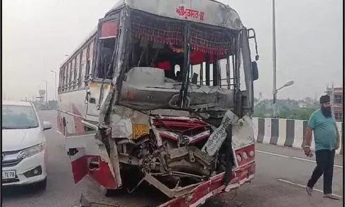 Punjab: यात्रियों से भरी बस हादसे का शिकार,ड्राइवर की  मौत