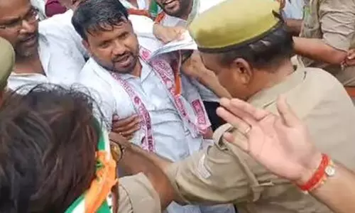 Mathura: ज्ञापन न मिलने से कांग्रेस कार्यकर्ताओं का विरोध Mathura: ज्ञापन न मिलने से कांग्रेस कार्यकर्ताओं का विरोध