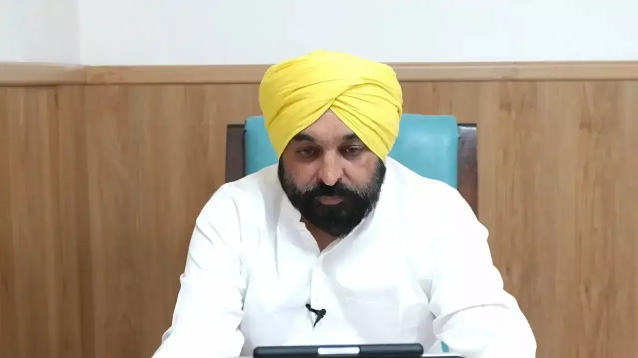 Chandigarh: अधिकारियों को मान सरकार की कड़ी हिदायत Chandigarh: अधिकारियों को मान सरकार की कड़ी हिदायत