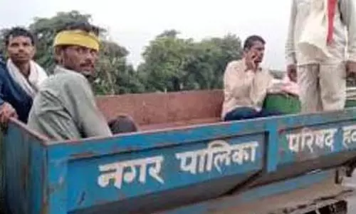 MP : दमोह में पोस्टमार्टम के बाद शव को कूड़े की ट्रॉली में भेजा गया MP : दमोह में पोस्टमार्टम के बाद शव को कूड़े की ट्रॉली में भेजा गया