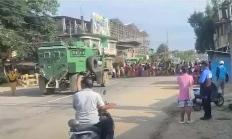 Manipur : नेता की गिरफ्तारी से भड़का आक्रोश, प्रमुख मार्ग पर विरोध प्रदर्शन Manipur : नेता की गिरफ्तारी से भड़का आक्रोश, प्रमुख मार्ग पर विरोध प्रदर्शन