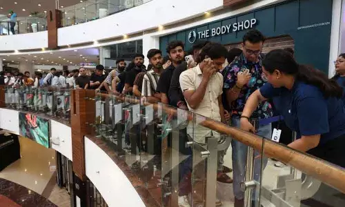 iPhone17 के स्टोर्स में आते ही दिल्ली, मुंबई और बेंगलुरु में छा गया Apple का क्रेज iPhone17 के स्टोर्स में आते ही दिल्ली, मुंबई और बेंगलुरु में छा गया Apple का क्रेज