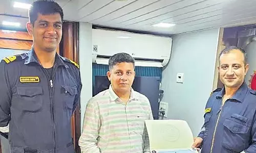 Karwar : नौसेना ने अधिकारी की जान बचाने वाले व्यक्ति को सम्मानित किया