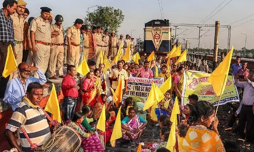 Jharkhand : कुर्मियों द्वारा रेल रोको आंदोलन जारी, रेल सेवाएं आंशिक रूप से प्रभावित