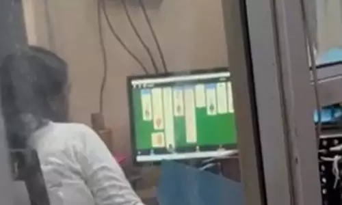 मेकाहारा हॉस्पिटल का कर्मचारी कंप्यूटर में गेम खेलने में व्यस्त, क्लिप वायरल मेकाहारा हॉस्पिटल का कर्मचारी कंप्यूटर में गेम खेलने में व्यस्त, क्लिप वायरल