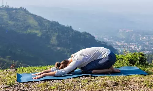 Yoga Tips: चिंता को दूर भगाने के लिए इन योगासनों का प्रतिदिन अभ्यास करें