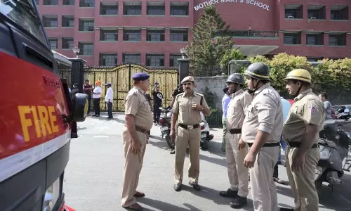 दिल्ली के कई स्कूलों को मिली बम धमकी, पुलिस ने जांच शुरू की