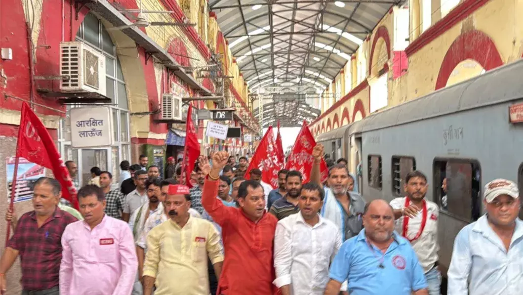 Firozabad: बोनस और वेतन आयोग पर रेलवे कर्मचारियों की चेतावनी Firozabad: बोनस और वेतन आयोग पर रेलवे कर्मचारियों की चेतावनी