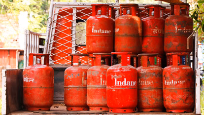 LPG सिलेंडर पर घटेगा खर्च? GST कट के बाद मिल सकती है राहत LPG सिलेंडर पर घटेगा खर्च? GST कट के बाद मिल सकती है राहत