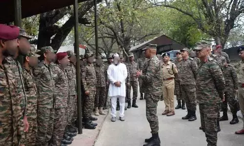 चिनार कोर कमांडर ने दक्षिण कश्मीर दौरे पर सुरक्षा हालात की समीक्षा की चिनार कोर कमांडर ने दक्षिण कश्मीर दौरे पर सुरक्षा हालात की समीक्षा की
