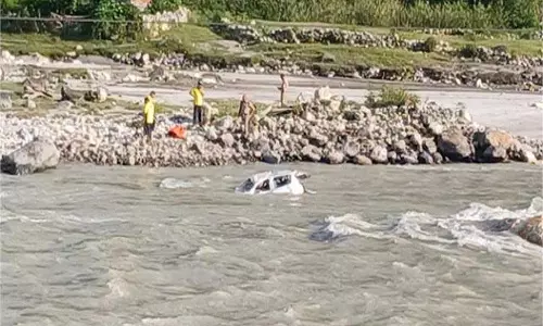 Uttarkashi:गीरथी नदी में फंसी पुलिसकर्मी की कार, मची अफरा-तफरी