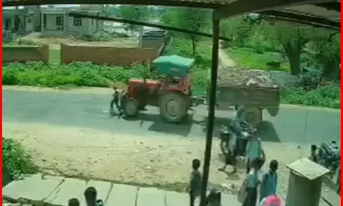 BREAKING: स्कूल से घर जा रही बालिका को ट्रैक्टर ने कुचला, देखें LIVE VIDEO... BREAKING: स्कूल से घर जा रही बालिका को ट्रैक्टर ने कुचला, देखें LIVE VIDEO...
