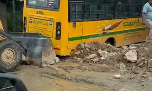 Bengaluru : स्कूल बस सीवेज और कीचड़ में फंसी Bengaluru : स्कूल बस सीवेज और कीचड़ में फंसी