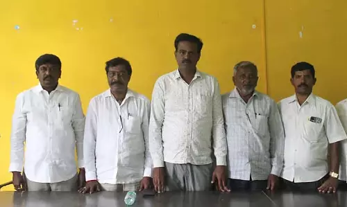 भूमि अधिग्रहण मुआवजा: KIADB ने देरी की; किसानों ने कानूनी कार्रवाई की चेतावनी दी भूमि अधिग्रहण मुआवजा: KIADB ने देरी की; किसानों ने कानूनी कार्रवाई की चेतावनी दी