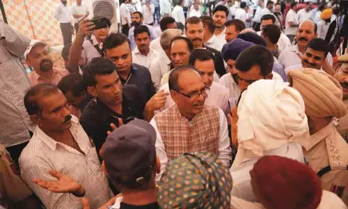 केंद्र जम्मू-कश्मीर बाढ़ पीड़ितों के साथ: कृषि मंत्री केंद्र जम्मू-कश्मीर बाढ़ पीड़ितों के साथ: कृषि मंत्री