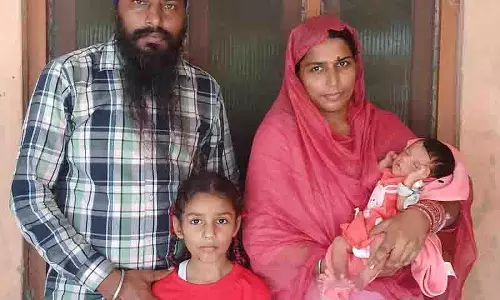तबाही के बीच, Sultanpur Lodhi में माता-पिता के लिए उम्मीद लेकर आई बच्ची तबाही के बीच, Sultanpur Lodhi में माता-पिता के लिए उम्मीद लेकर आई बच्ची