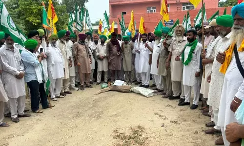 वाईनगर में किसानों ने किया विरोध प्रदर्शन, राजमार्ग पर अंडरपास की मांग