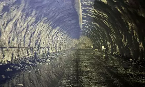 घनसोली और शिलफाटा के बीच 5-km लंबी सुरंग के पूरा होने के साथ एक बड़ी उपलब्धि हासिल हुई घनसोली और शिलफाटा के बीच 5-km लंबी सुरंग के पूरा होने के साथ एक बड़ी उपलब्धि हासिल हुई