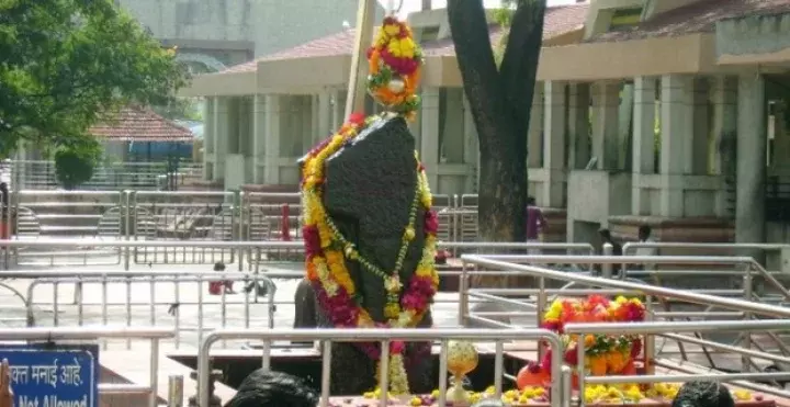 शनिदेव मंदिर: दुःख दूर करने के लिए श्रद्धालुओं का जमावड़ा