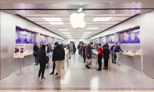 iPhone17 के स्टोर्स में आते ही दिल्ली, मुंबई और बेंगलुरु में छा गया Apple का क्रेज iPhone17 के स्टोर्स में आते ही दिल्ली, मुंबई और बेंगलुरु में छा गया Apple का क्रेज