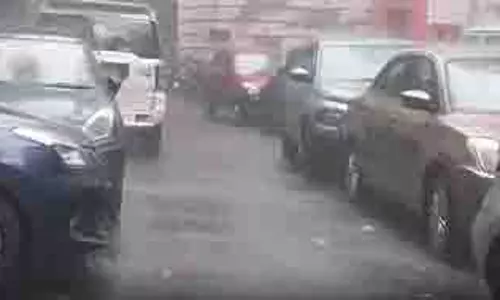 Kolkata: गरज के साथ बारिश, दुर्गा पूजा में भीग सकता है उमंग का त्योहार Kolkata: गरज के साथ बारिश, दुर्गा पूजा में भीग सकता है उमंग का त्योहार