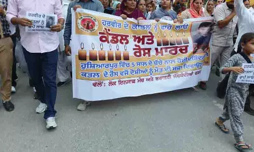 Jalandhar: 5 साल के हरवीर की याद में कैंडल मार्च निकाला, न्याय की मांग Jalandhar: 5 साल के हरवीर की याद में कैंडल मार्च निकाला, न्याय की मांग