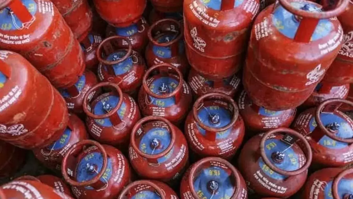 New Delhi: LPG सिलेंडर पर राहत, जानें नया GST रेट New Delhi: LPG सिलेंडर पर राहत, जानें नया GST रेट