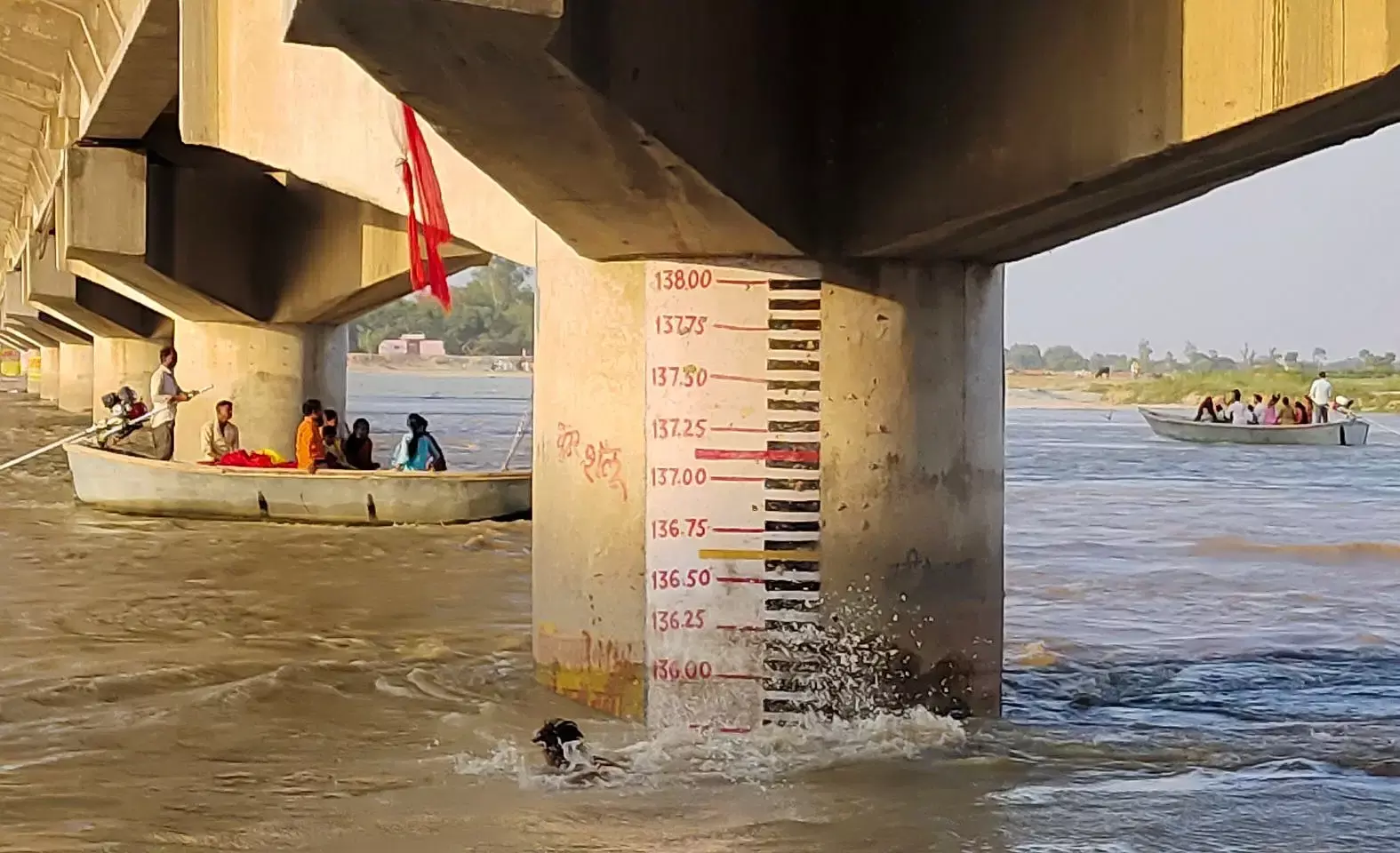 Farrukhabad: गंगा का जलस्तर बढ़ा, लोग दहशत में Farrukhabad: गंगा का जलस्तर बढ़ा, लोग दहशत में