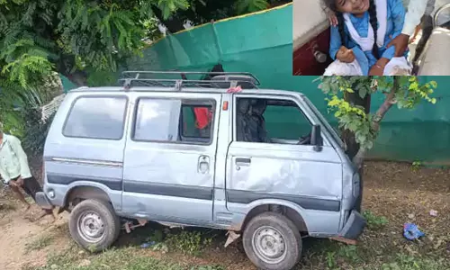वैन ने छात्रा को लिया चपेट में, पेड़ से टकराने के बाद ड्राइवर फरार