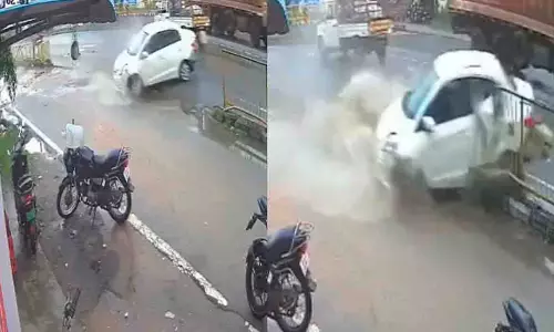 Telangana: करीमनगर में तेज रफ्तार कार रेलिंग से टकराई Telangana: करीमनगर में तेज रफ्तार कार रेलिंग से टकराई