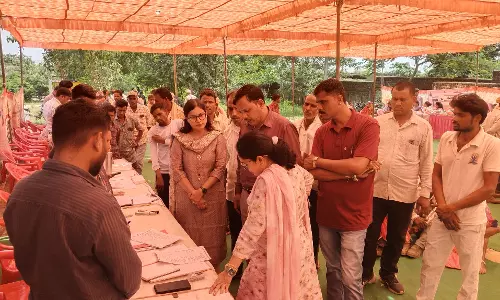 Pratapgarh: जिला कलेक्टर ने समीक्षा की, शिविरों में उपलब्ध कराई गई सेवाओं की पुष्टि