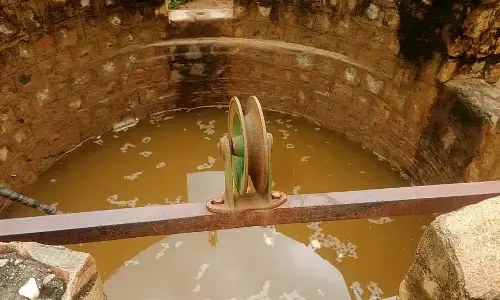 प्रदूषित झील का पानी कुओं में रिस रहा है: लोग पीने के पानी के लिए संघर्ष कर रहे हैं