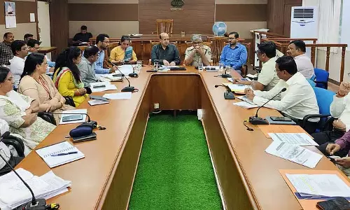 जिम्मेदारी से काम करें: जिला कलेक्टर की बैठक जिम्मेदारी से काम करें: जिला कलेक्टर की बैठक