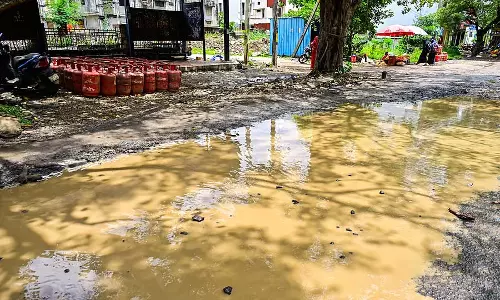 खराब सड़कें: वाहन चालकों के लिए अभिशाप खराब सड़कें: वाहन चालकों के लिए अभिशाप