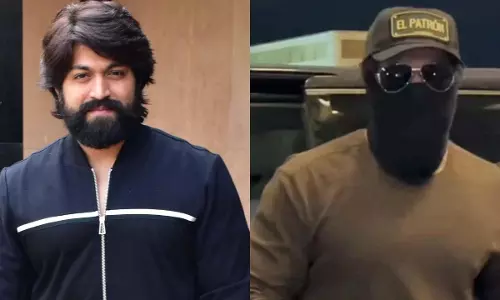 Toxic की 45 दिन की शूटिंग के बाद मुंबई एयरपोर्ट पर मास्क से अपना लुक छिपाते हुए यश Toxic की 45 दिन की शूटिंग के बाद मुंबई एयरपोर्ट पर मास्क से अपना लुक छिपाते हुए यश