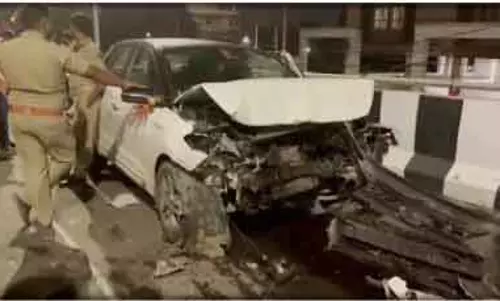 भुवनेश्वर फ्लाईओवर दुर्घटना में चार लोग घायल, चालक गंभीर भुवनेश्वर फ्लाईओवर दुर्घटना में चार लोग घायल, चालक गंभीर