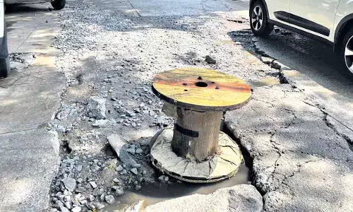भारी बारिश और सड़क क्षति के बीच Hyderabad के यात्रियों को परेशानी भारी बारिश और सड़क क्षति के बीच Hyderabad के यात्रियों को परेशानी