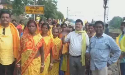 ST दर्जे की बहाली की मांग, कुडुमियों ने किया रेल रोको आंदोलन