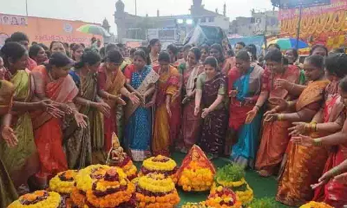 तेलंगाना HC ने चारमीनार में बथुकम्मा उत्सव को सशर्त मंजूरी दी तेलंगाना HC ने चारमीनार में बथुकम्मा उत्सव को सशर्त मंजूरी दी