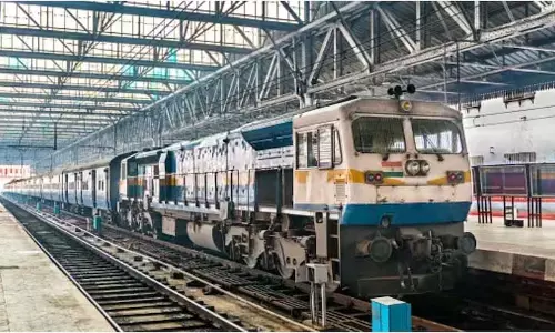 Mumbai लोकल ट्रेनों में दिसंबर तक स्वचालित दरवाजे लगेंगे