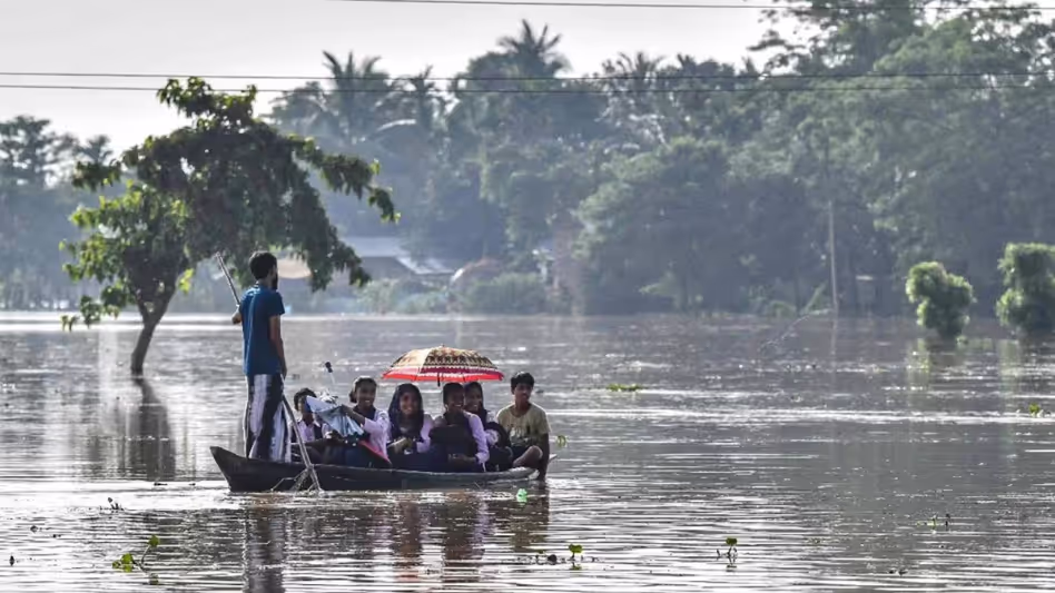 Assam में बाढ़ की दूसरी लहर से लगभग 50,000 लोग प्रभावित Assam में बाढ़ की दूसरी लहर से लगभग 50,000 लोग प्रभावित