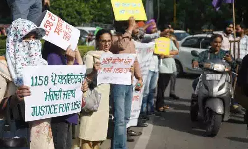 Ludhiana: राज्य सरकार की निष्क्रियता के खिलाफ बर्खास्त रंगरूटों ने किया प्रदर्शन, जलाए पुतले Ludhiana: राज्य सरकार की निष्क्रियता के खिलाफ बर्खास्त रंगरूटों ने किया प्रदर्शन, जलाए पुतले