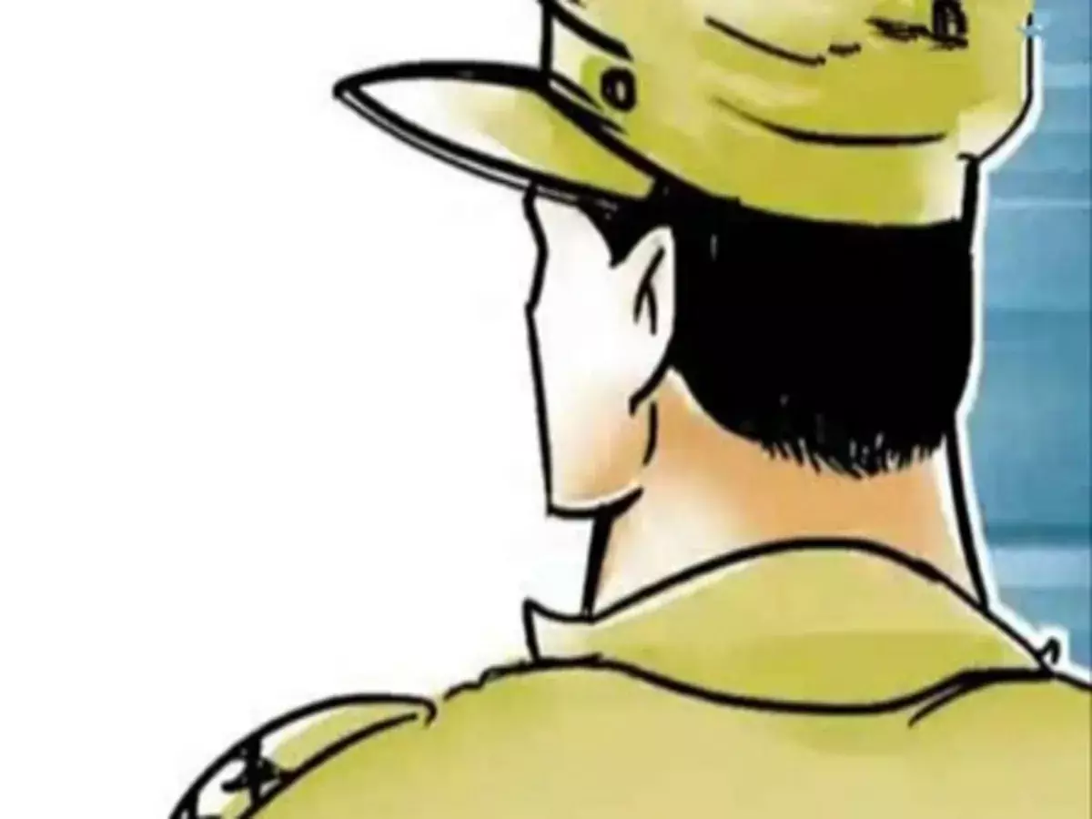 Lucknow: महिला बहस के दौरान दरोगा ने युवकों को मारा