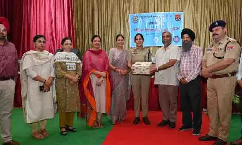 Khanna police ने नशीली दवाओं के दुरुपयोग के खिलाफ जागरूकता कार्यक्रम आयोजित किए Khanna police ने नशीली दवाओं के दुरुपयोग के खिलाफ जागरूकता कार्यक्रम आयोजित किए