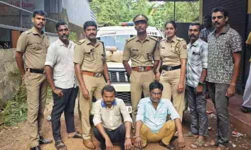 Kerala : दो किलो गांजे के साथ दो कर्मचारी गिरफ्तार Kerala : दो किलो गांजे के साथ दो कर्मचारी गिरफ्तार
