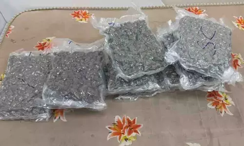 Hyderabad: एयरपोर्ट पर 12 करोड़ की ड्रग्स जब्त, महिला गिरफ्तार Hyderabad: एयरपोर्ट पर 12 करोड़ की ड्रग्स जब्त, महिला गिरफ्तार